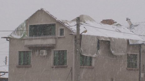 Под покрив от найлони! В снега и в студа и след урагана...