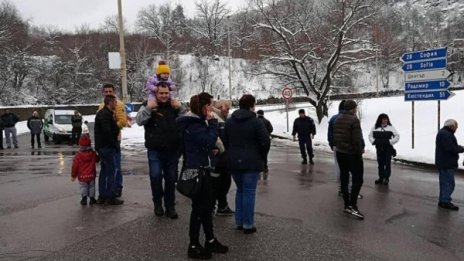 Дупки като кратери, кал... изкараха перничани на протест