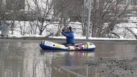 София или Венеция? Столичанин се разходи с лодка в "Левски" 