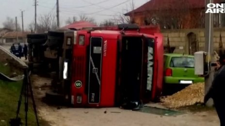 ТИР смачка 3 коли и се преобърна до къщи в Кичево