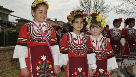 Празник е! Лазарките пеят за плодородие, за благодат