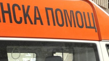 Момиче припадна и почина в двора на училище в София