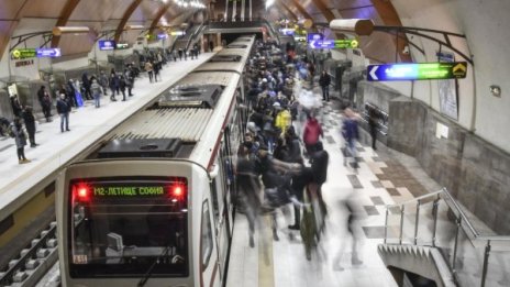 Пиян падна на релсите на метрото