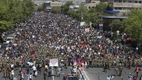 Нежна ли е арменската революция, питат се в Русия