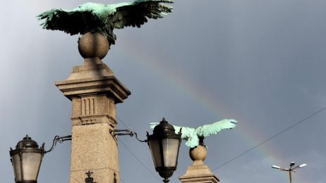 Петъкът остава топъл, задава се обаче и дъждец