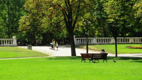 Слънце ще ни радва и в събота, някъде може да превали