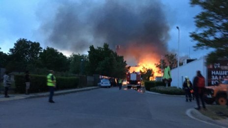 Голям пожар пламна в склад в "Красна поляна"