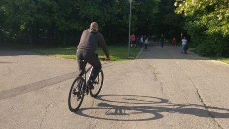 Срам! Колездач прегази дете в Южния парк и избяга