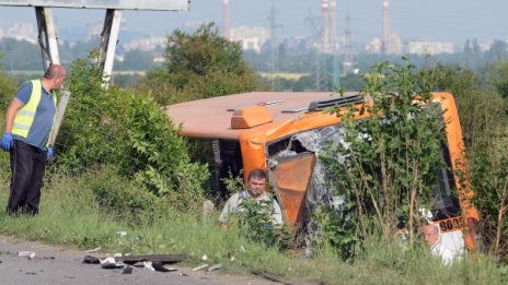 След удара на "Тракия": Мъж и жена са в тежко състояние