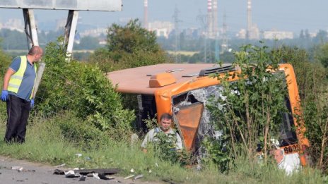 Тираджията, ударил автобус на "Тракия", заспал на волана