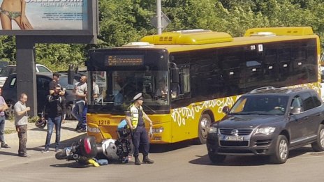 Джип отне предимство и... мотоциклет се удари в рейс