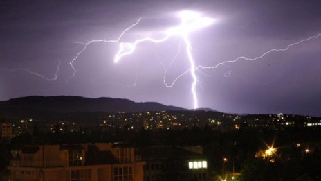 Не бягайте при мълнии, опасно е! И още съвети при буря