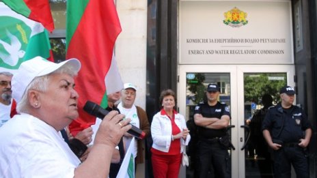 КЕВР си заседава, под прозорците - протест: "ЧЕЗ на народа!"