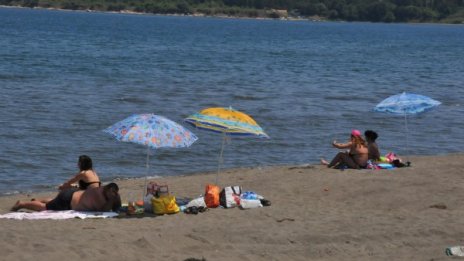 Протест в Черноморец, туристи си тръгват заради радиация