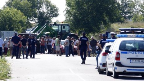 Фермери на протест в Болярово, бранят животните си