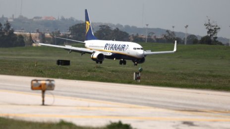 Самолет на Ryanair кацна аварийно, 33 души били зле