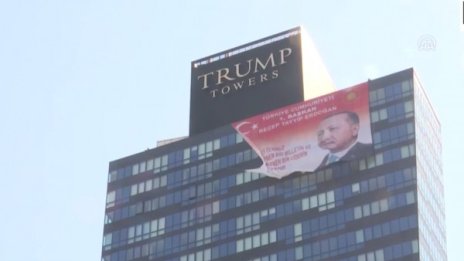 Гигантски постер на Ердоган окичи Trump Towers в Истанбул