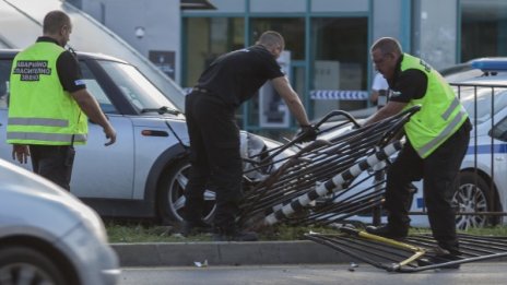 Удар между две коли в час пик на възлово кръстовище в София