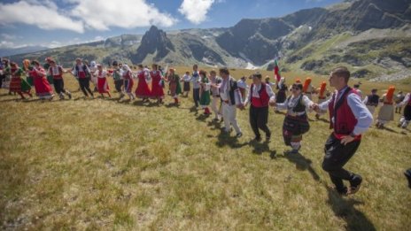 За рекорд на Гинес: 300 души, ръка за ръка, в планинско хоро на Рила