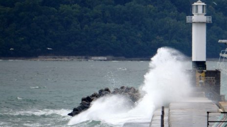 По суша и вода: Търсят децата, отнесени в морето на Варна