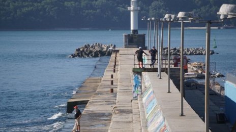 Водолаз пострада при издирването на децата в морето