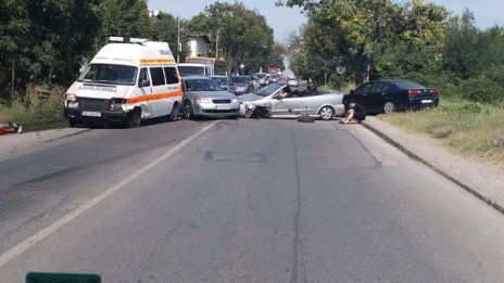 Верижно ПТП на Околовръстното: Линейка и коли