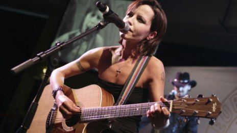 Вокалистката на The Cranberries се удавила във ваната си