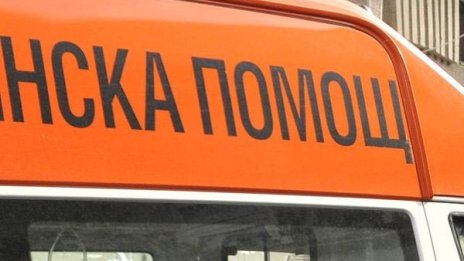 Кола се удари в товарен автомобил, млад мъж загина 