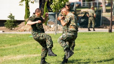 МО търси 28 "Рамбо"-вци и купува 12 хил. кубинки