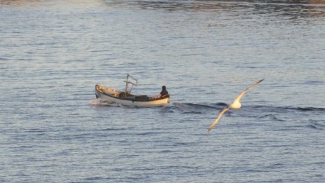 Бурното море потопи лодка, двама рибари се удавиха 