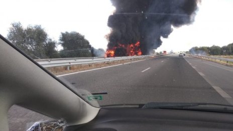 Пожарът на "Тракия": Спрял ТИР в него се удря друг