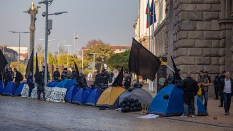 Нощ под прозорците на властта: Майките на обещания не вярват!