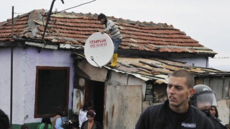 Живот в гетото: Бараки си имат, токът им свети... агресията расте!