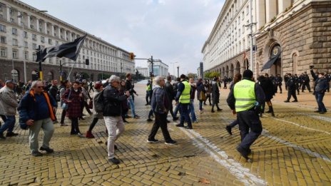 Въпреки извинението: Стотици на протест срещу Симеонов