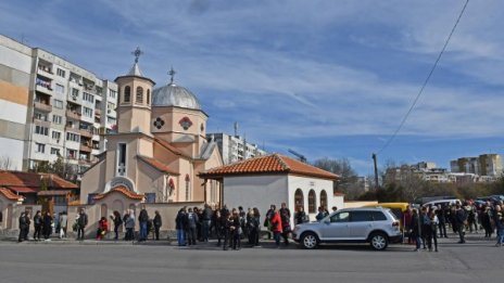 Близки се простиха с убитите Дарина и бебето Никол 