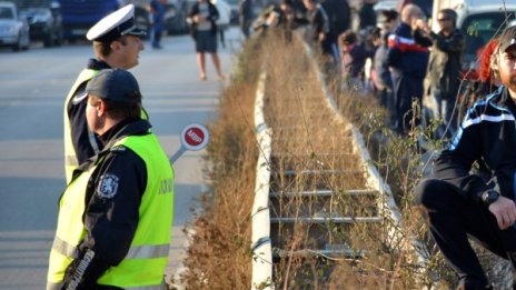 Камион се вряза в протестиращи, пострада момиче