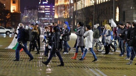 За поредна вечер: Майки на протест срещу Валери Симеонов