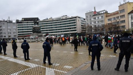 Протестното шествие в София преминава спокойно