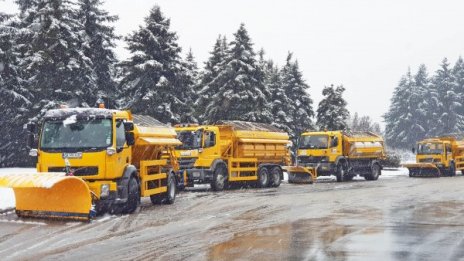 Сняг затрупа София, 140 снегорина сноват по улиците 