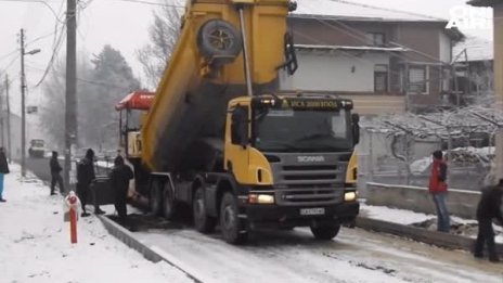 Усвояване на средства, в зимни условия: Асфалтиране в снега!