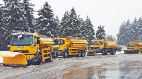 Снежна виелица в София, над 160 снегорина пъплят по улиците