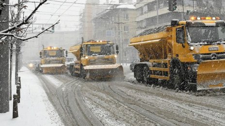 Столичните снегорини дежурили, избутали снега от улиците