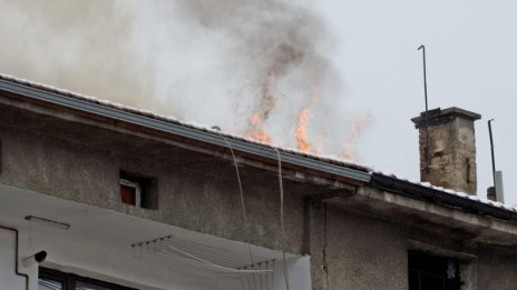 Мъж оживя, а жена загина при пожар в апартамент