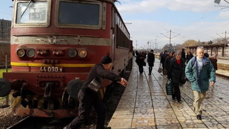 Камион през спуснати бариери на прелез, отнесе го влак!