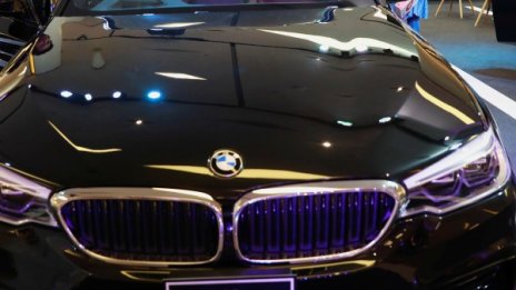 BMW готви уникална хибридна суперкола