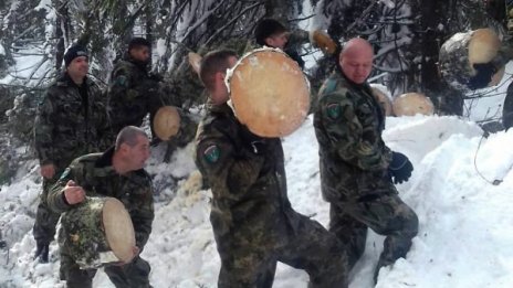 104-ма военни в борбата със снежния капан в Смолянско