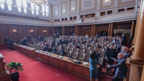 Парламентът заработи от втори опит след совалки на Цветанов