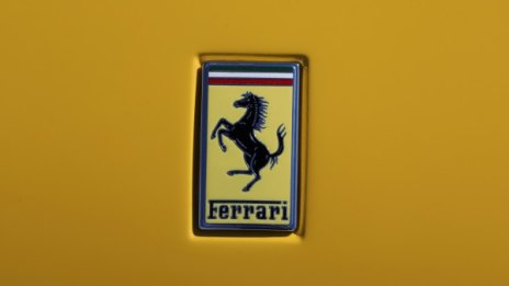 Какъв късмет! Мъж си купи къща, откри в нея старо Ferrari