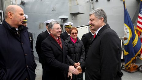 Порошенко посрещна US-боен кораб в Одеса и се закани на Русия