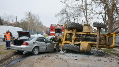 Мерцедес и багер се удариха в Харманли, водачите пострадаха